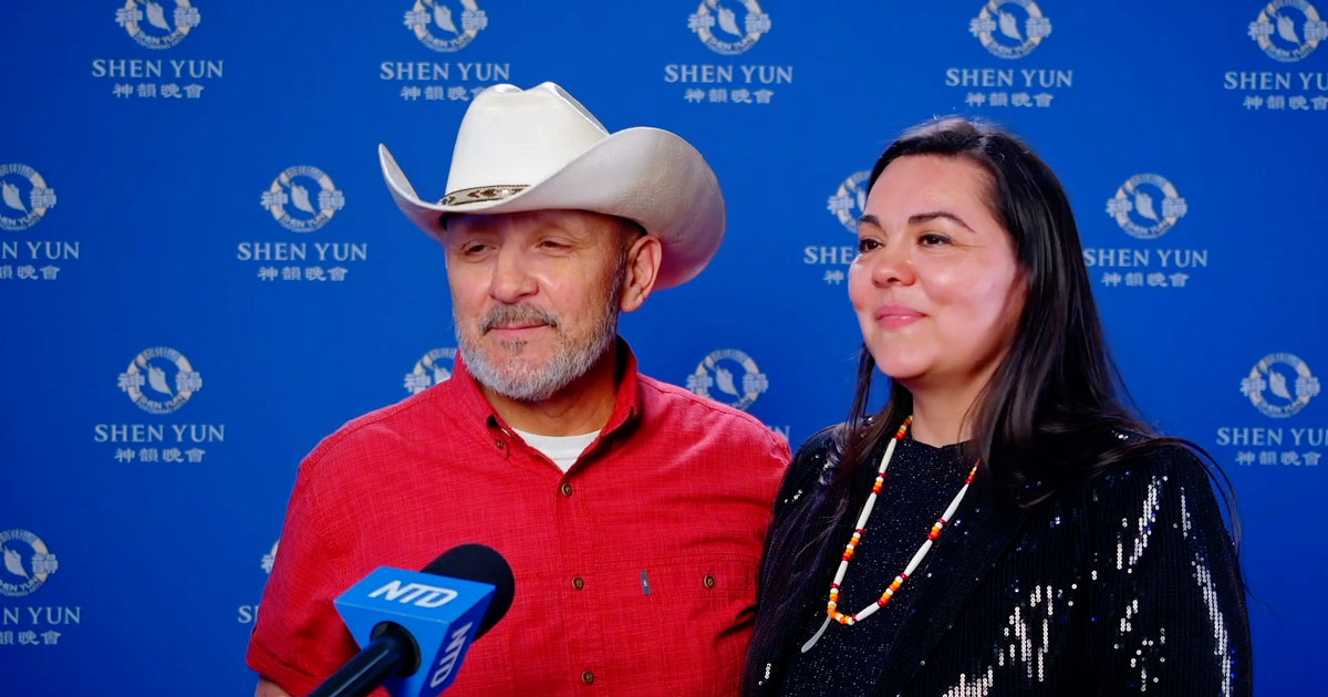 图8:二零二五年四月五日,西雅图酋长后代及社区领袖安珀·坎图(Amber Cantu,右)与先生阿诺尔多·坎图(Arnoldo Cantu)在西雅图观赏了神韵演出。(新<span style='max-width:0px!important;margin-left:-4px;color:#eee!important;'>!</span>唐<span style='max-width:0px!important;margin-left:-4px;color:#eee!important;'>!</span>人<span style='max-width:0px!important;margin-left:-4px;color:#eee!important;'>:</span>电视台)