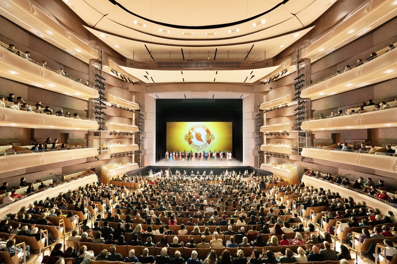 图9:二零二五年四月六日,神韵新纪元艺术团在多伦多四季表演艺术中心(Four Seasons Centre for the Performing Arts)的第九场、也是最后一场演出一票难求。