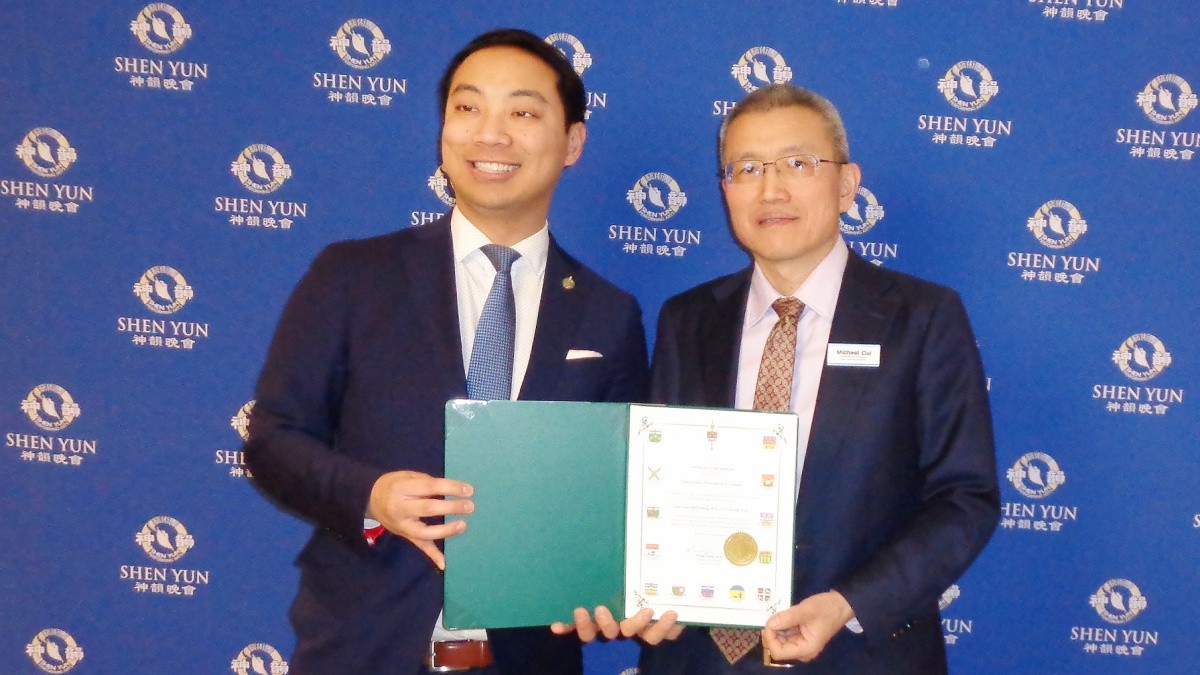 图10:二零二五年四月一日晚,加拿大国会议员王启荣(Kevin Vuong)亲自在多伦多四季表演艺术中心为神韵颁发褒奖函,并观看了神韵演出。(大<span style='max-width:0px!important;margin-left:-4px;color:#eee!important;'>.</span>纪<span style='max-width:0px!important;margin-left:-4px;color:#eee!important;'>.</span>元<span style='max-width:0px!important;margin-left:-4px;color:#eee!important;'>;</span>)