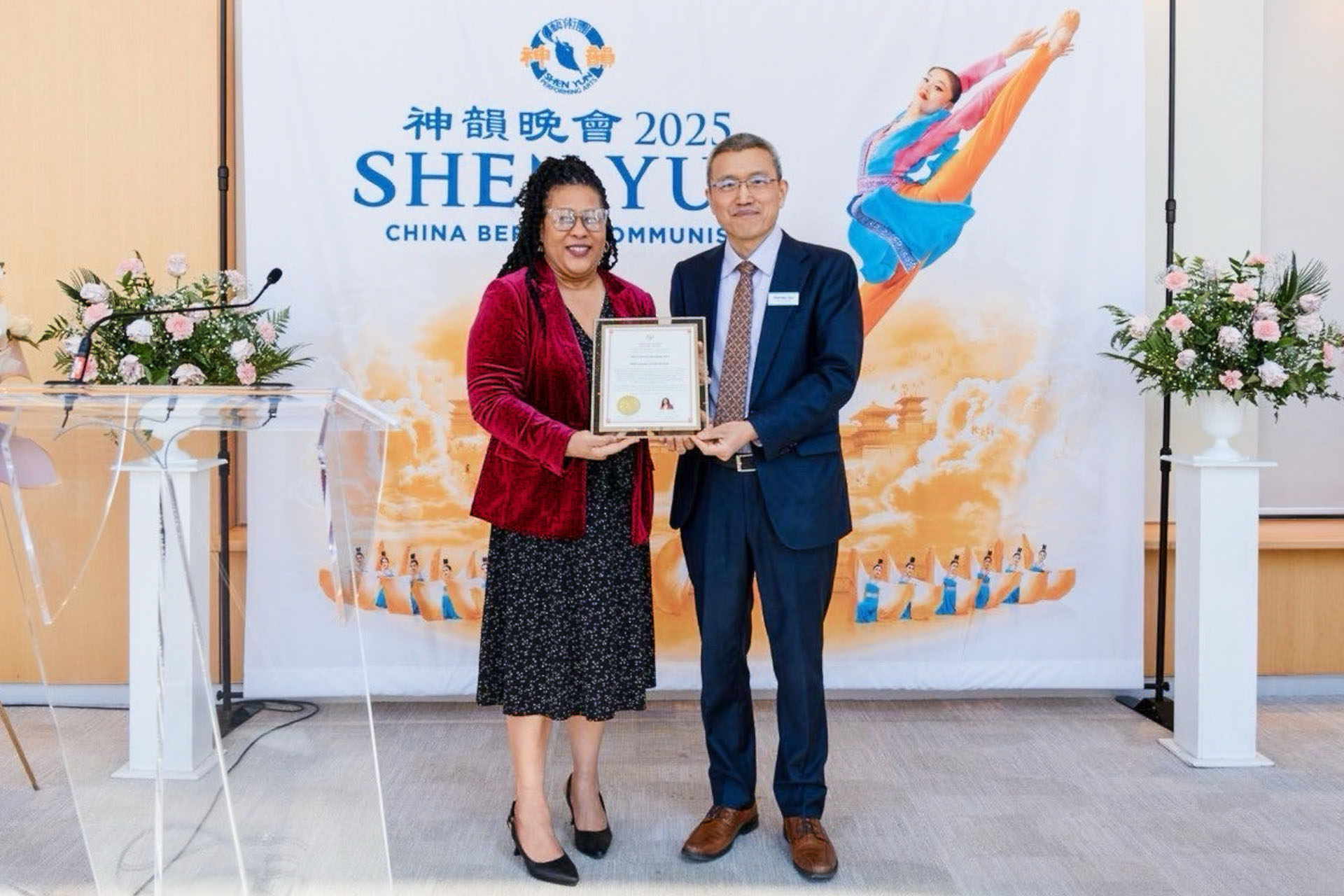 图11:二零二五年四月六日下午,加拿大安河议员安德莉亚·哈泽尔(Andrea Hazell)亲临多伦多四季表演艺术中心为神韵颁发褒奖,并观看了神韵演出。(大<span style='max-width:0px!important;margin-left:-4px;color:#eee!important;'>.</span>纪<span style='max-width:0px!important;margin-left:-4px;color:#eee!important;'>.</span>元<span style='max-width:0px!important;margin-left:-4px;color:#eee!important;'>;</span>)