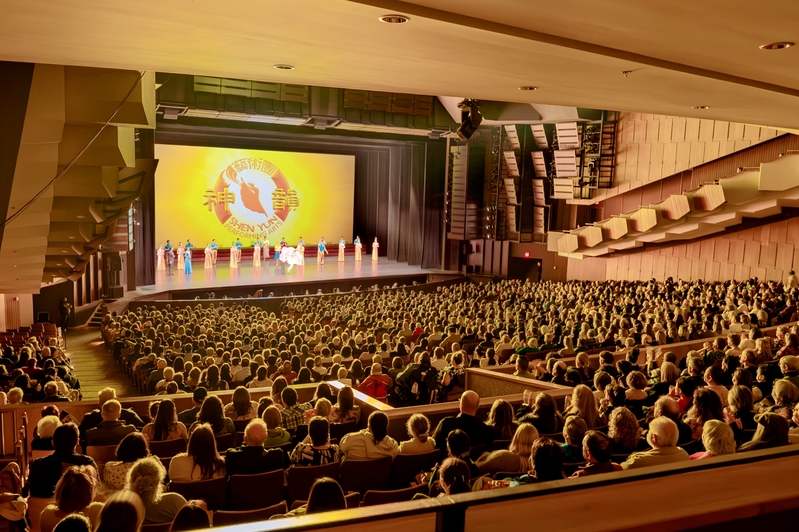 图13:二零二五年四月十二日下午,神韵国际艺术团在温哥华伊丽莎白女王剧院(Queen Elizabeth Theatre)的第四场演出大爆满。