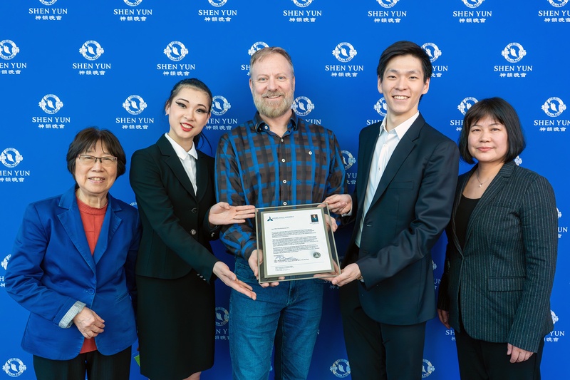 图14:二零二五年四月十三日下午,加拿大卑诗省议员布莱恩·泰珀(Bryan Tepper)在温哥华伊丽莎白女王剧院观赏了神韵演出,并向主办方和神韵艺术家颁发贺信。(大<span style='max-width:0px!important;margin-left:-4px;color:#eee!important;'>.</span>纪<span style='max-width:0px!important;margin-left:-4px;color:#eee!important;'>.</span>元<span style='max-width:0px!important;margin-left:-4px;color:#eee!important;'>;</span>)