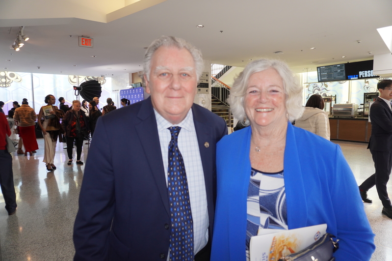 图15:二零二五年四月九日下午,加拿大知名体育节目主持人、伊丽莎白女王二世白金禧勋章史蒂夫·埃里克森(Steve Erickson)和太太在温哥华观赏了神韵演出。(大<span style='max-width:0px!important;margin-left:-4px;color:#eee!important;'>.</span>纪<span style='max-width:0px!important;margin-left:-4px;color:#eee!important;'>.</span>元<span style='max-width:0px!important;margin-left:-4px;color:#eee!important;'>;</span>)