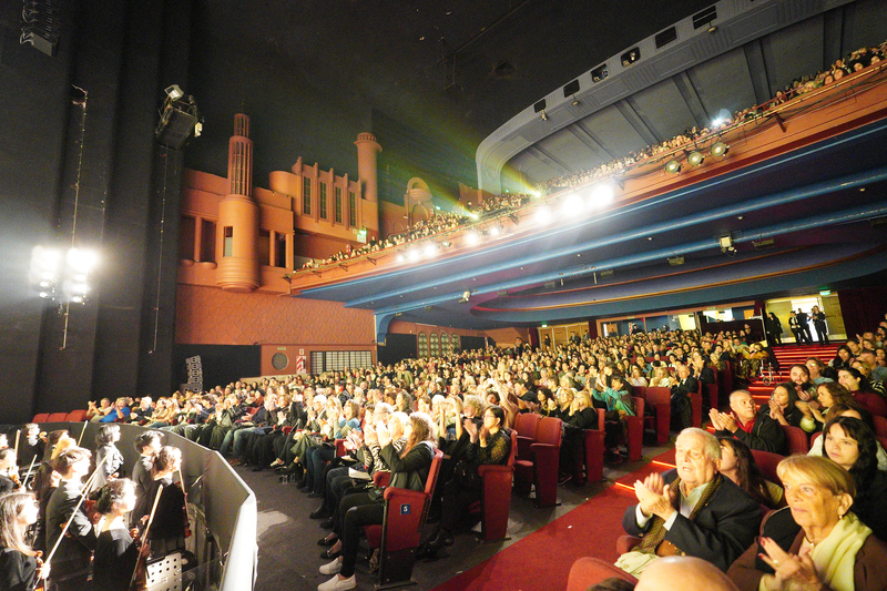 图1:二零二五年四月十七日晚,神韵世界艺术团在阿根廷首都布宜诺斯艾利斯歌剧院(Teatro Ópera)的首场演出爆满。