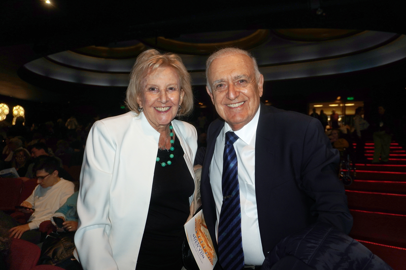 图2:二零二五年四月十七日晚,阿根廷前副总统卡洛斯・鲁考夫(Carlos Ruckauf)与太太在阿根廷首都布宜诺斯艾利斯观赏了神韵演出。(大<span style='max-width:0px!important;margin-left:-4px;color:#eee!important;'>.</span>纪<span style='max-width:0px!important;margin-left:-4px;color:#eee!important;'>.</span>元<span style='max-width:0px!important;margin-left:-4px;color:#eee!important;'>;</span>)