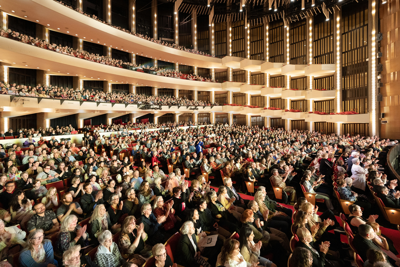 图5:二零二五年四月十九日下午,神韵新纪元艺术团在加拿大首都渥太华国家艺术中心(National Arts Centre-NAC)首场演出爆满落幕。