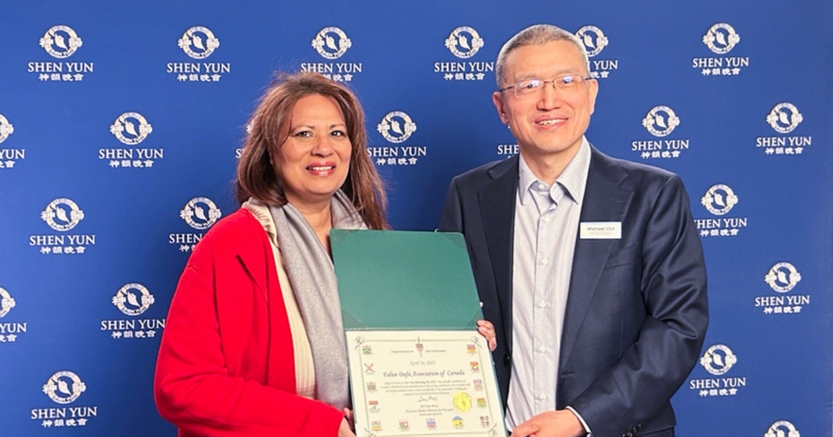 图7:二零二五年四月十六日晚,加拿大国会议员、交通部副影子部长丹・穆伊斯(Dan Muys)委派主管秘书莫娜-丽莎・丁(Mona-Lysa Din,左)在安河汉米尔顿第一安大略音乐厅为神韵艺术团褒奖。(新<span style='max-width:0px!important;margin-left:-4px;color:#eee!important;'>!</span>唐<span style='max-width:0px!important;margin-left:-4px;color:#eee!important;'>!</span>人<span style='max-width:0px!important;margin-left:-4px;color:#eee!important;'>:</span>电视台)