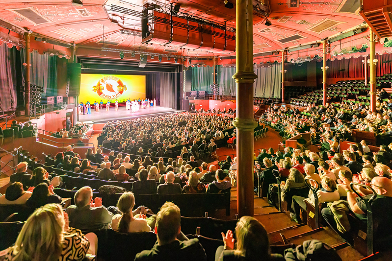 图11:二零二五年四月十九日晚,神韵巡回艺术团在瑞典首都斯德哥尔摩西尔库斯大剧院(Cirkus Arena)上演了本年度当地首场演出。恰逢复活节假期,不仅当地人来观看演出,许多外地人还有外国人也慕名前来。观众起立长时间鼓掌,神韵演员三次谢幕。