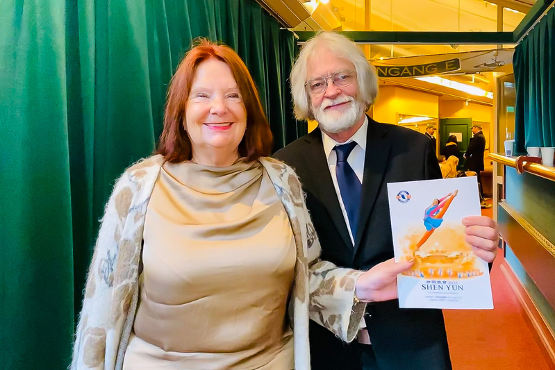 图12:二零二五年四月二十日下午,瑞典国会议员洛塔・约翰森・福纳尔夫(Lotta Johnsson Fornarve)和先生在斯德哥尔摩观赏了神韵演出。(大<span style='max-width:0px!important;margin-left:-4px;color:#eee!important;'>.</span>纪<span style='max-width:0px!important;margin-left:-4px;color:#eee!important;'>.</span>元<span style='max-width:0px!important;margin-left:-4px;color:#eee!important;'>;</span>)