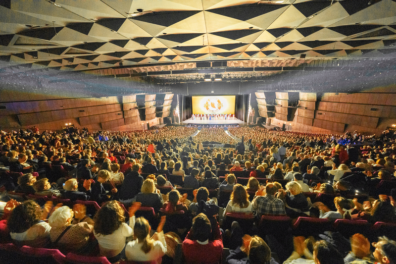 图13:二零二五年四月十六日晚,神韵纽约艺术团在法国巴黎国际会议中心(Palais des Congrès de Paris)的首场演出爆满。(大<span style='max-width:0px!important;margin-left:-4px;color:#eee!important;'>.</span>纪<span style='max-width:0px!important;margin-left:-4px;color:#eee!important;'>.</span>元<span style='max-width:0px!important;margin-left:-4px;color:#eee!important;'>;</span>)