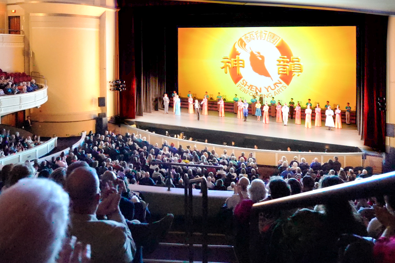图15:二零二五年四月一日,神韵新世界艺术团在美国缅因州波特兰的默瑞尔剧院(Merrill Auditorium)的演出爆满,吸引了当地商业名流、政治精英等慕名而来,其中包括十几位缅因州的议员。