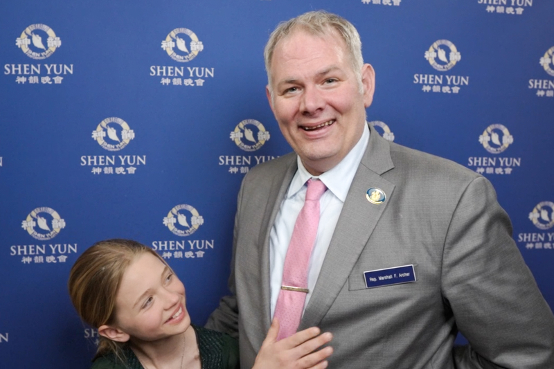 图17:二零二五年四月一日晚,缅因州众议员马歇尔·阿彻(Marshall Archer)与家人在缅因州观赏了神韵演出。(新<span style='max-width:0px!important;margin-left:-4px;color:#eee!important;'>!</span>唐<span style='max-width:0px!important;margin-left:-4px;color:#eee!important;'>!</span>人<span style='max-width:0px!important;margin-left:-4px;color:#eee!important;'>:</span>电视台)