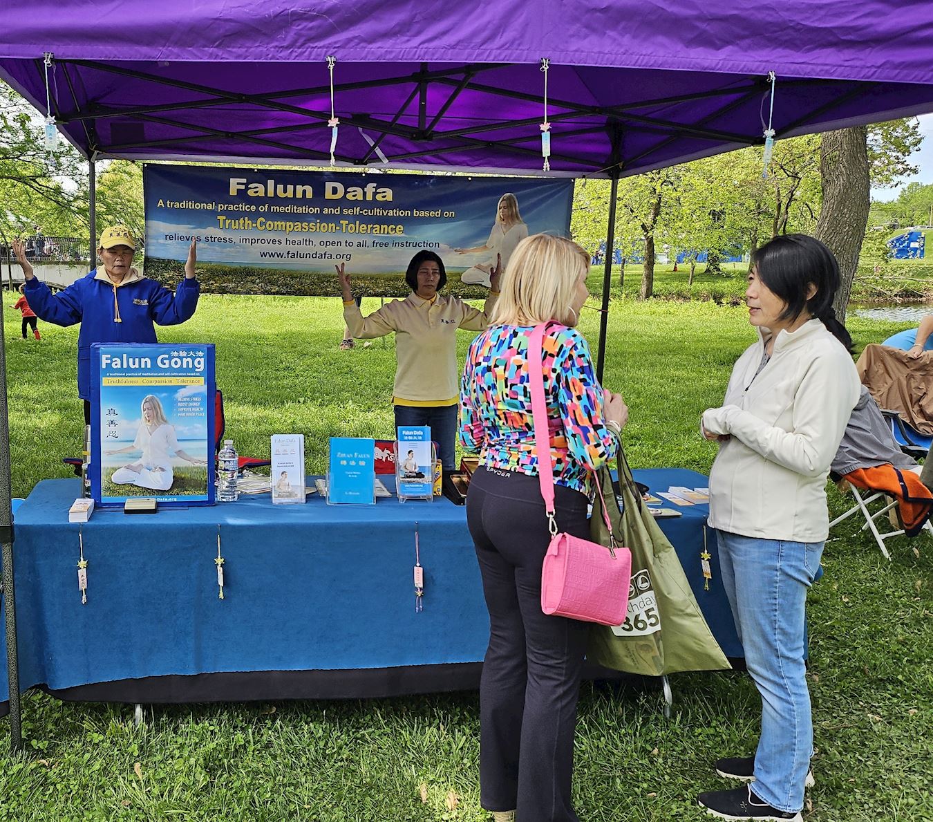 '图1~3: 法轮功学员在圣路易斯地球日活动上介绍功法'