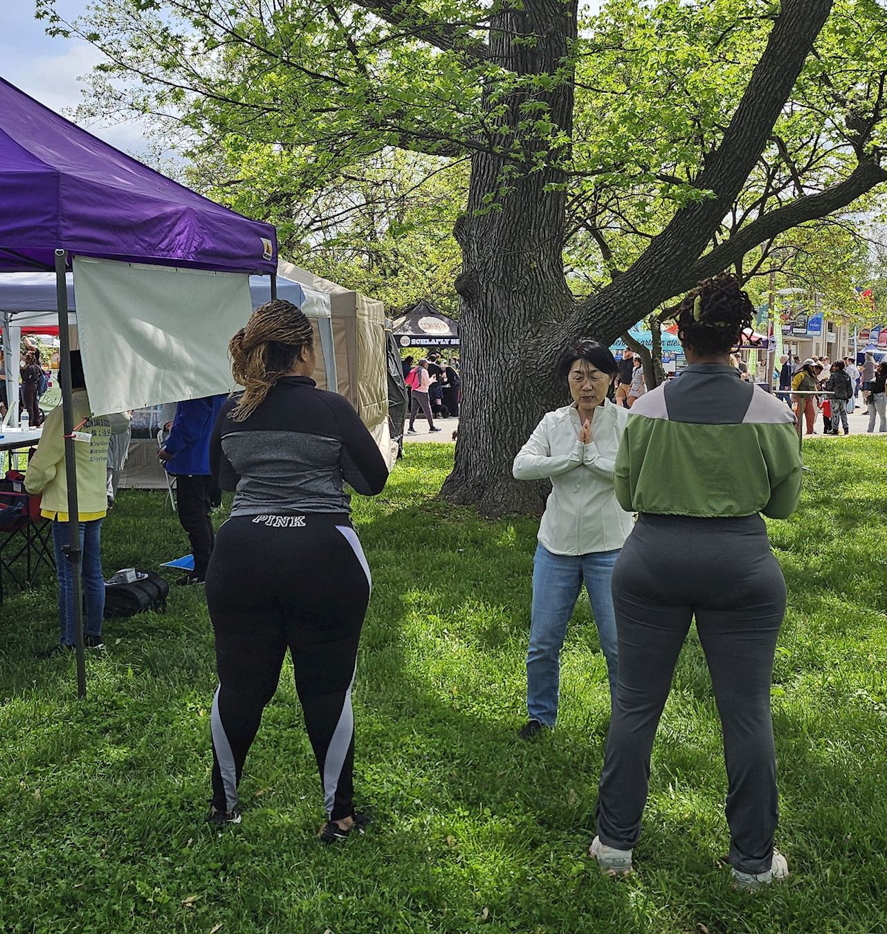 '图4:民众现场学炼法轮功'