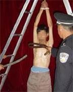 '中共酷刑演示:吊挂毒打'