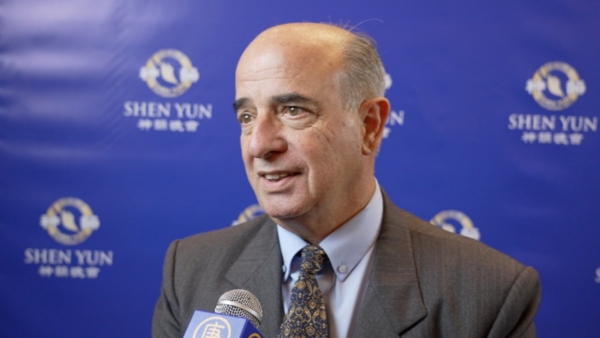 图4:二零二五年四月十七日晚,阿根廷国会议员贝尔特兰・贝内特(Beltrán Benedit)观赏了神韵世界艺术团在布宜诺斯艾利斯的演出。(新<span style='max-width:0px!important;margin-left:-4px;color:#eee!important;'>!</span>唐<span style='max-width:0px!important;margin-left:-4px;color:#eee!important;'>!</span>人<span style='max-width:0px!important;margin-left:-4px;color:#eee!important;'>:</span>电视台)