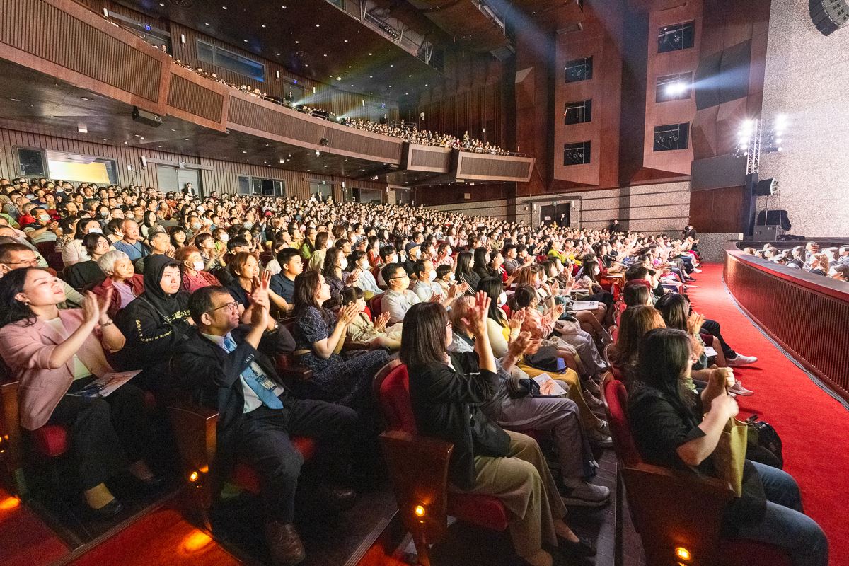 '图2:二零二五年四月二十日下午,神韵环球艺术团在彰化员林演艺厅的第三场、也是最后一场演出一票难求,缔造了场场爆满的票房佳绩。'