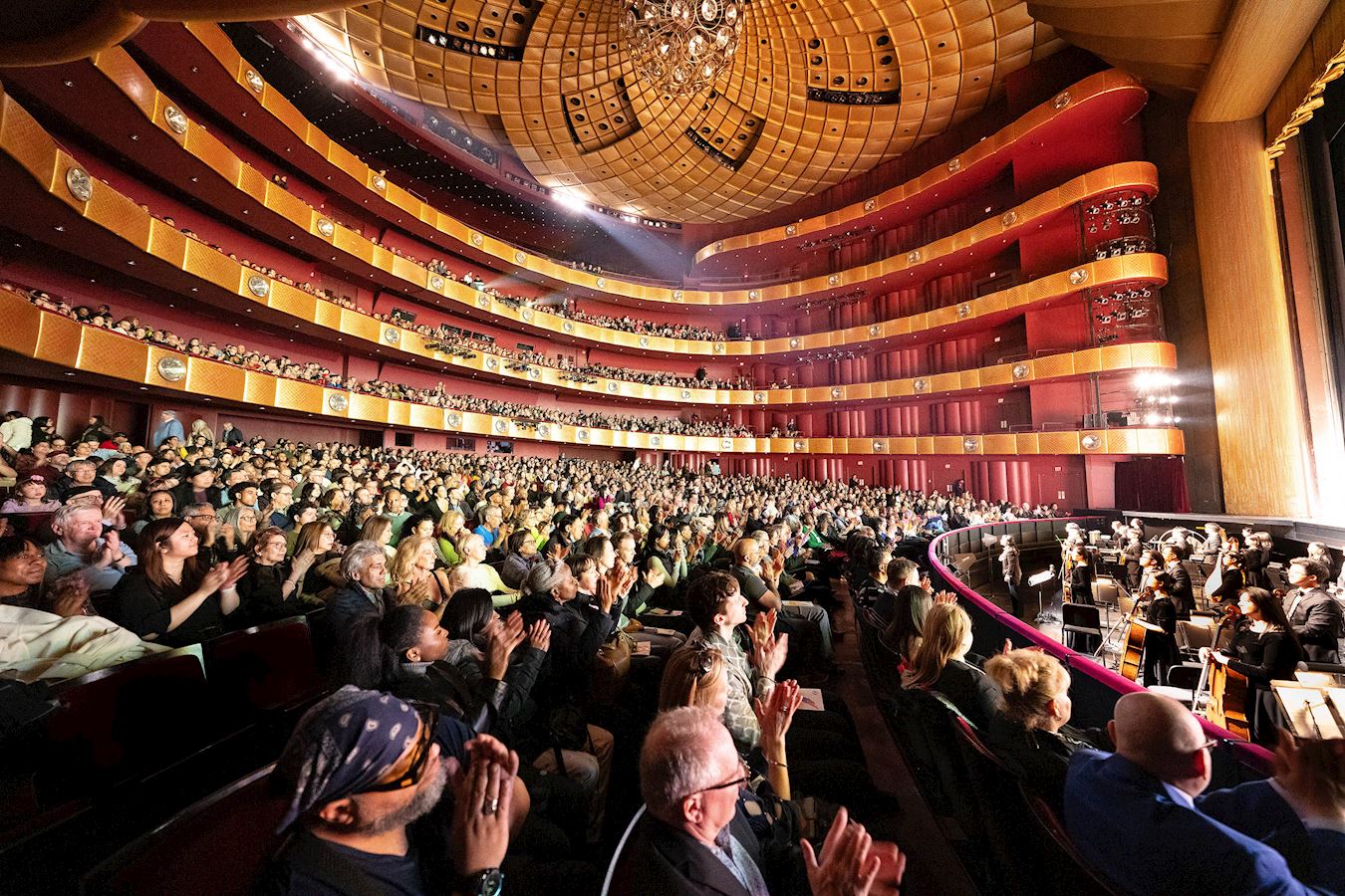 '图11:二零二五年三月二十八日晚,神韵纽约艺术团在纽约林肯中心大卫寇克剧院的第三场演出持续大爆满。'
