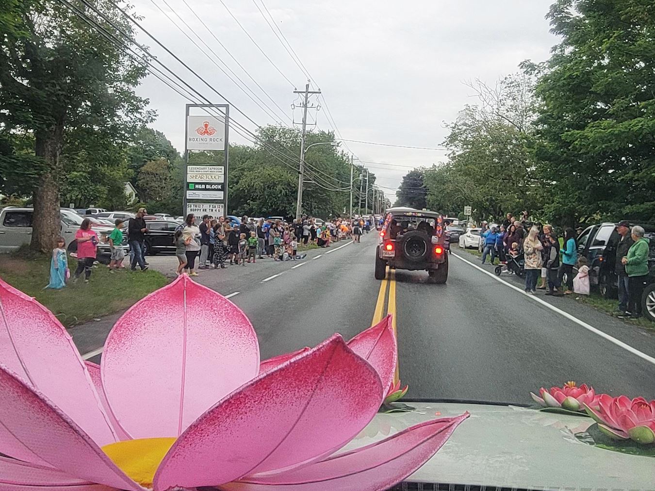 '图1~2:二零二四年八月十五日,法轮功学员参加了在新斯科舍省小镇克莱尔举办的阿卡迪亚游行,沿途的民众对法轮功学员欢呼、挥手致意。'