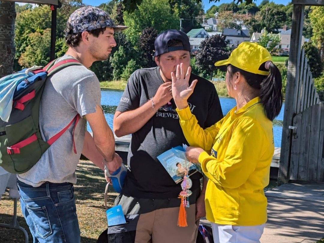 '图3~7:二零二四年八月二十四日在肯特维尔文化节,以及九月二十二日在纽格拉斯哥的融合节,法轮功学员向游客介绍了什么是法轮功,和展示五套功法。有民众感兴趣,当场学功。'