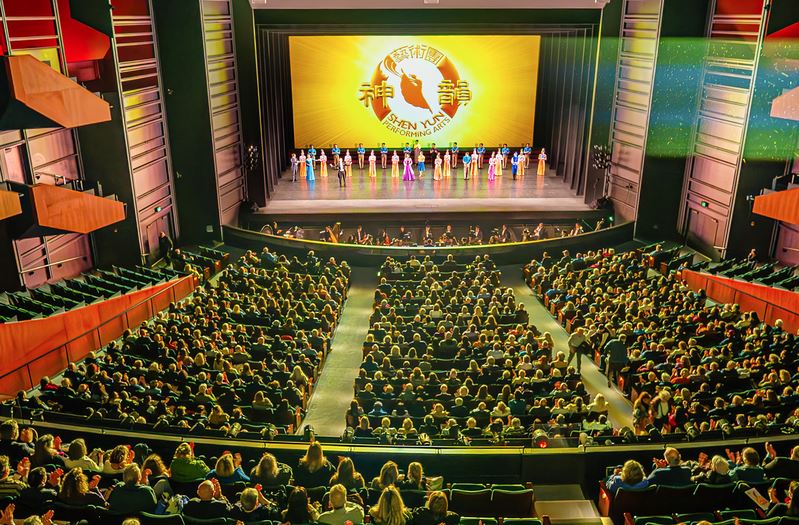 '图1:二零二五年四月三日下午,神韵国际艺术团在华盛顿州西雅图市马里恩奥利弗麦考剧院(Marion Oliver McCaw Hall)的首场演出爆满落幕。'