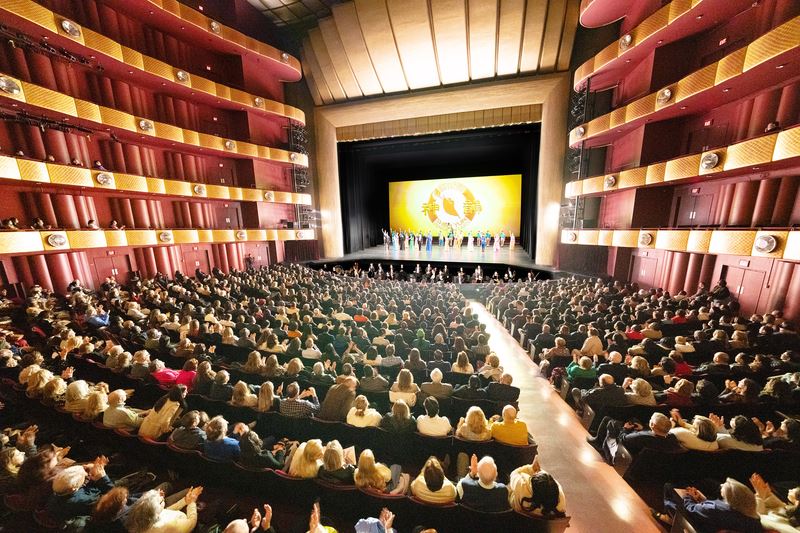 '图8:神韵纽约艺术团在美国纽约林肯中心大卫寇克剧院的演出连续12场爆满。图为二零二五年四月六日下午第12场演出盛况。'