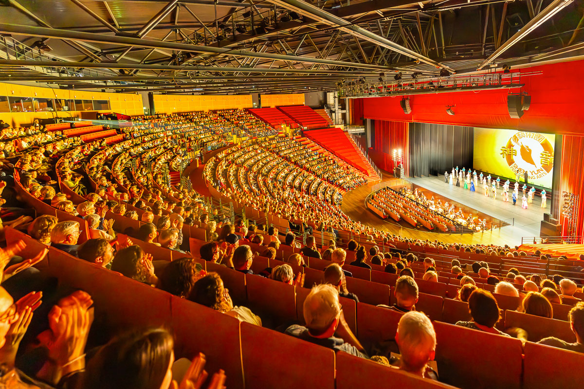 图2:二零二五年四月二十五日晚,神韵纽约艺术团莅临法国第二城市里昂,在三千里昂露天剧场(L'Amphithéâtre 3000)的首场演出爆满。