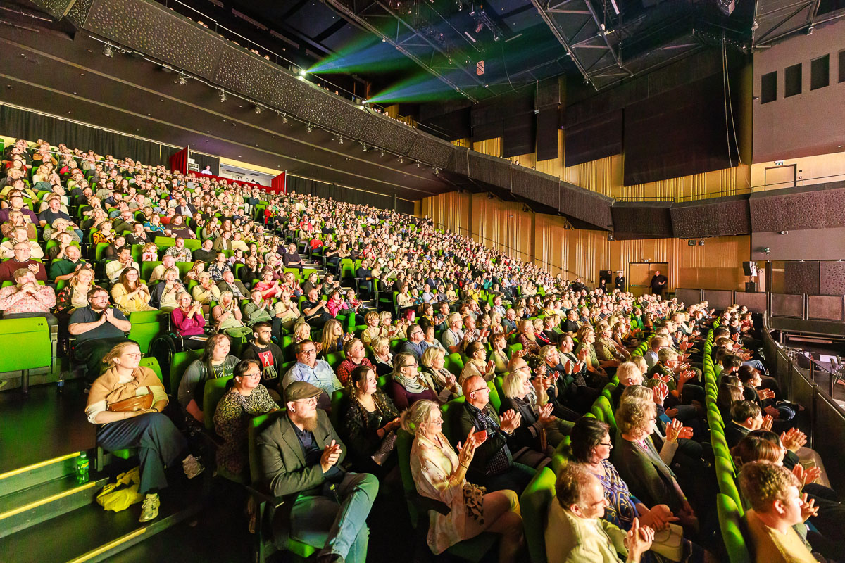 图3:二零二五年四月二十六日下午,美国神韵巡回艺术团在丹麦欧登塞奥德翁剧院(ODEON)上演了第二场也是最后一场演出。票房提前一个月售罄。至此,神韵今年在北欧三个国家的巡回演出全部结束,观众好评如潮,热盼神韵能在北欧增加演出场次。