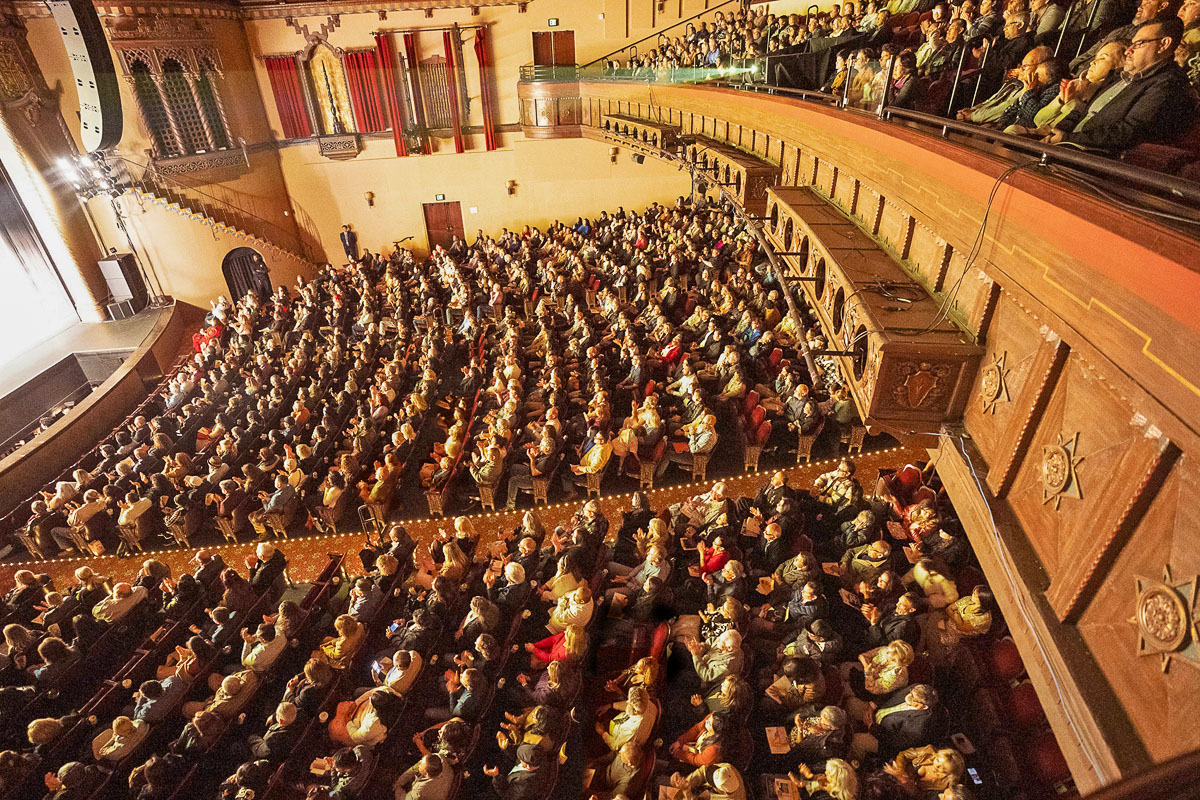 图4:二零二五年四月二十五日晚上,神韵北美艺术团在美国加州河滨市福克斯表演艺术中心(Fox Performing Arts Center)的第二场演出仍然是售罄加座,一票难求。