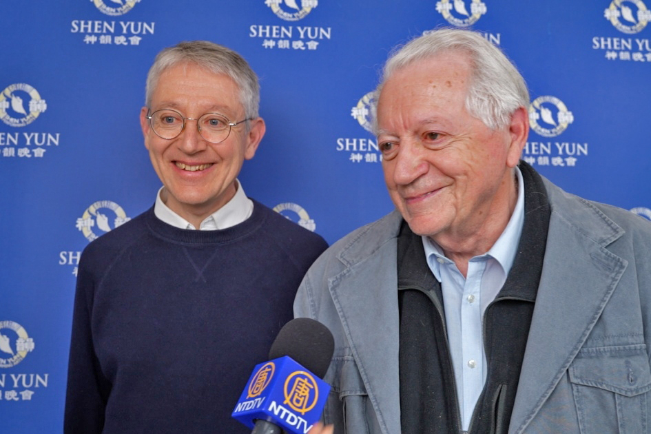 图5:二零二五年四月十九日,摄影师、法国艺术与文学骑士勋章得主雅克·德·吉夫里(Jacques de Givry,右)与儿子、会计事务所老板弗朗索瓦·德·吉夫里(François De Givry)在巴黎观赏了神韵演出。(新<span style='max-width:0px!important;margin-left:-4px;color:#eee!important;'>!</span>唐<span style='max-width:0px!important;margin-left:-4px;color:#eee!important;'>!</span>人<span style='max-width:0px!important;margin-left:-4px;color:#eee!important;'>:</span>电视台)