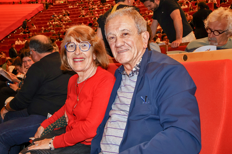 图6:二零二五年四月二十二日晚,法国占星家阿兰·佩德罗(Alain Pedro)和太太在里昂观赏了神韵演出。(大<span style='max-width:0px!important;margin-left:-4px;color:#eee!important;'>.</span>纪<span style='max-width:0px!important;margin-left:-4px;color:#eee!important;'>.</span>元<span style='max-width:0px!important;margin-left:-4px;color:#eee!important;'>;</span>)