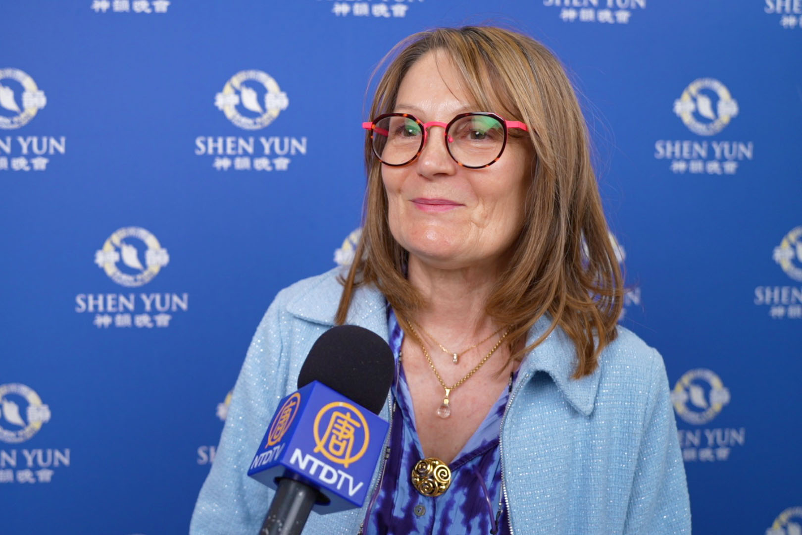 图7:二零二五年四月十六日晚,法国教育部学校教育辅导主任伊莎贝尔·维格里(Isabelle Viguerie)在巴黎欣赏了神韵演出。(新<span style='max-width:0px!important;margin-left:-4px;color:#eee!important;'>!</span>唐<span style='max-width:0px!important;margin-left:-4px;color:#eee!important;'>!</span>人<span style='max-width:0px!important;margin-left:-4px;color:#eee!important;'>:</span>电视台)