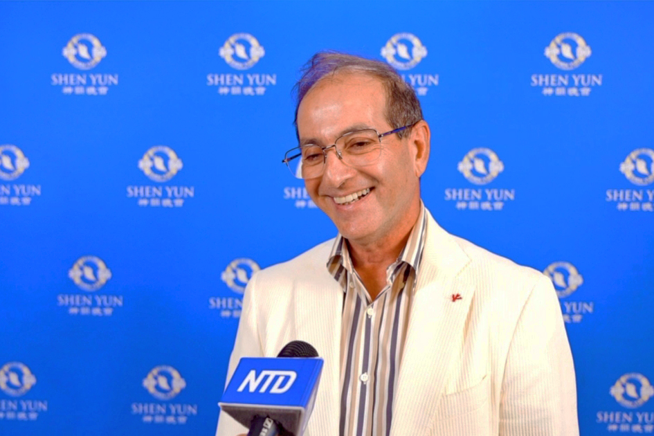 图10:二零二五年四月十九日下午,联合国投资顾问、美国环球银行集团董事会主席罗恩‧尼基米亚(Ron Nechemia),在加州橙县观赏了神韵演出。(新<span style='max-width:0px!important;margin-left:-4px;color:#eee!important;'>!</span>唐<span style='max-width:0px!important;margin-left:-4px;color:#eee!important;'>!</span>人<span style='max-width:0px!important;margin-left:-4px;color:#eee!important;'>:</span>电视台)