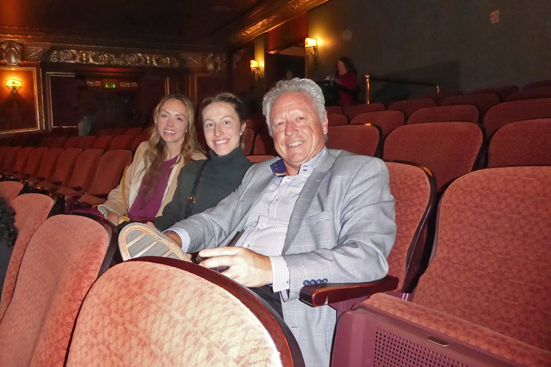 图11:二零二五年四月二十六日晚,美国一家财富管理机构董事总经理帕特里克·梅西(Patrick Mercie,右一)与家人在匹兹堡观赏了神韵演出。(大<span style='max-width:0px!important;margin-left:-4px;color:#eee!important;'>.</span>纪<span style='max-width:0px!important;margin-left:-4px;color:#eee!important;'>.</span>元<span style='max-width:0px!important;margin-left:-4px;color:#eee!important;'>;</span>)