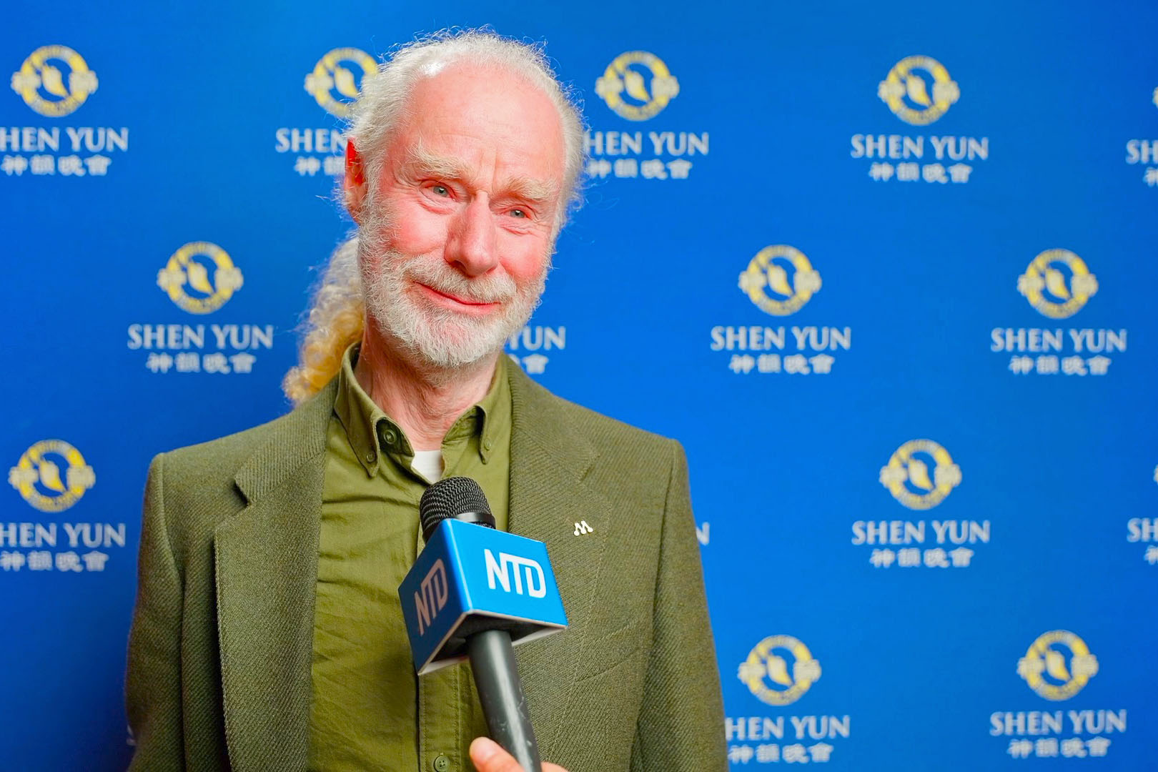 图12:二零二五年四月二十三日晚,瑞典一家健康咨询公司的联合创始人伦纳特·埃里克森(Lennart Eriksson)在林雪平观赏了神韵演出。(新<span style='max-width:0px!important;margin-left:-4px;color:#eee!important;'>!</span>唐<span style='max-width:0px!important;margin-left:-4px;color:#eee!important;'>!</span>人<span style='max-width:0px!important;margin-left:-4px;color:#eee!important;'>:</span>电视台)