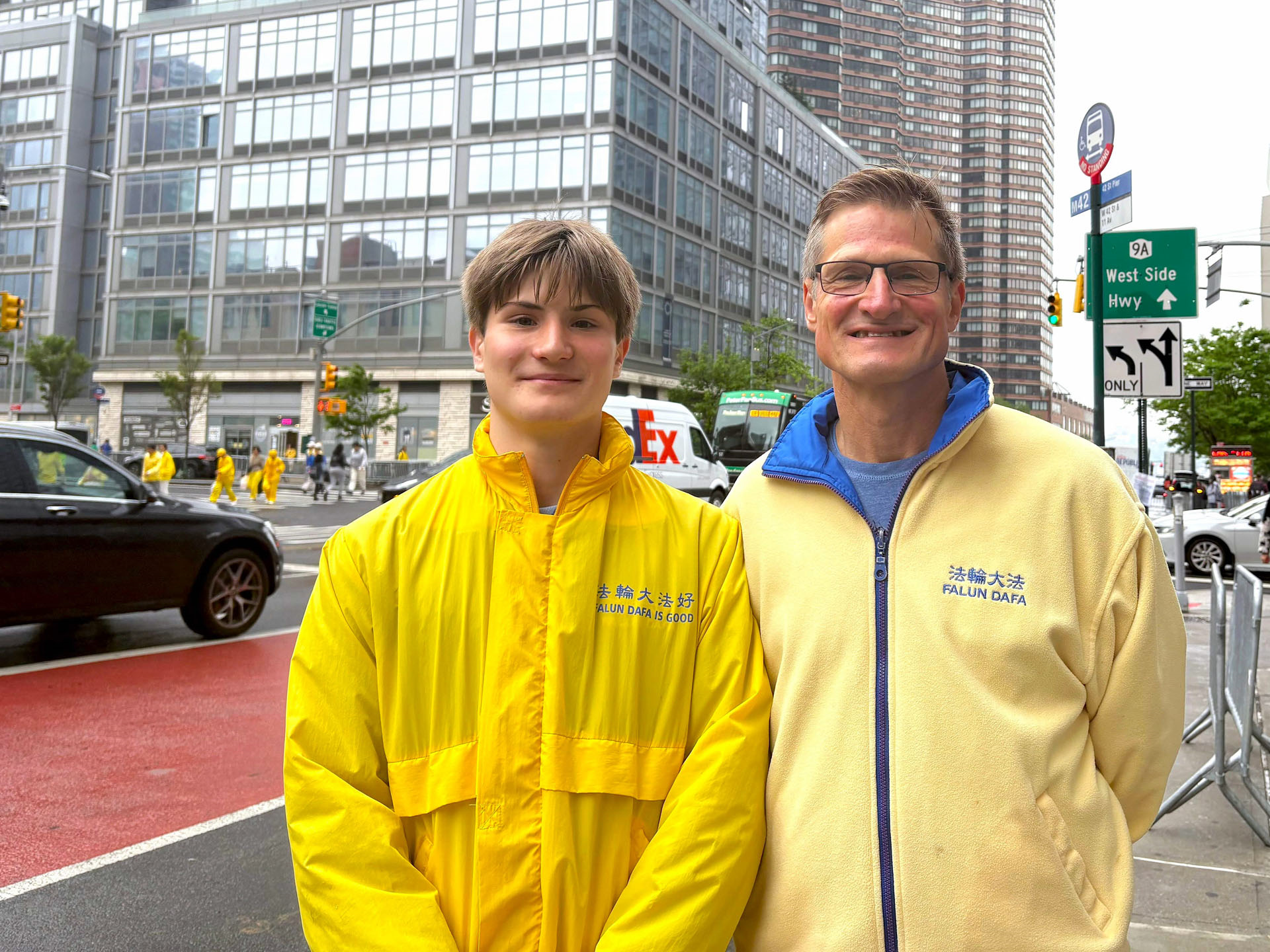 图2:尼可拉斯・沙卡(右)和朱利叶斯・沙卡父子来自澳洲,他们修炼后身体和心理健康状况都得到明显改善。