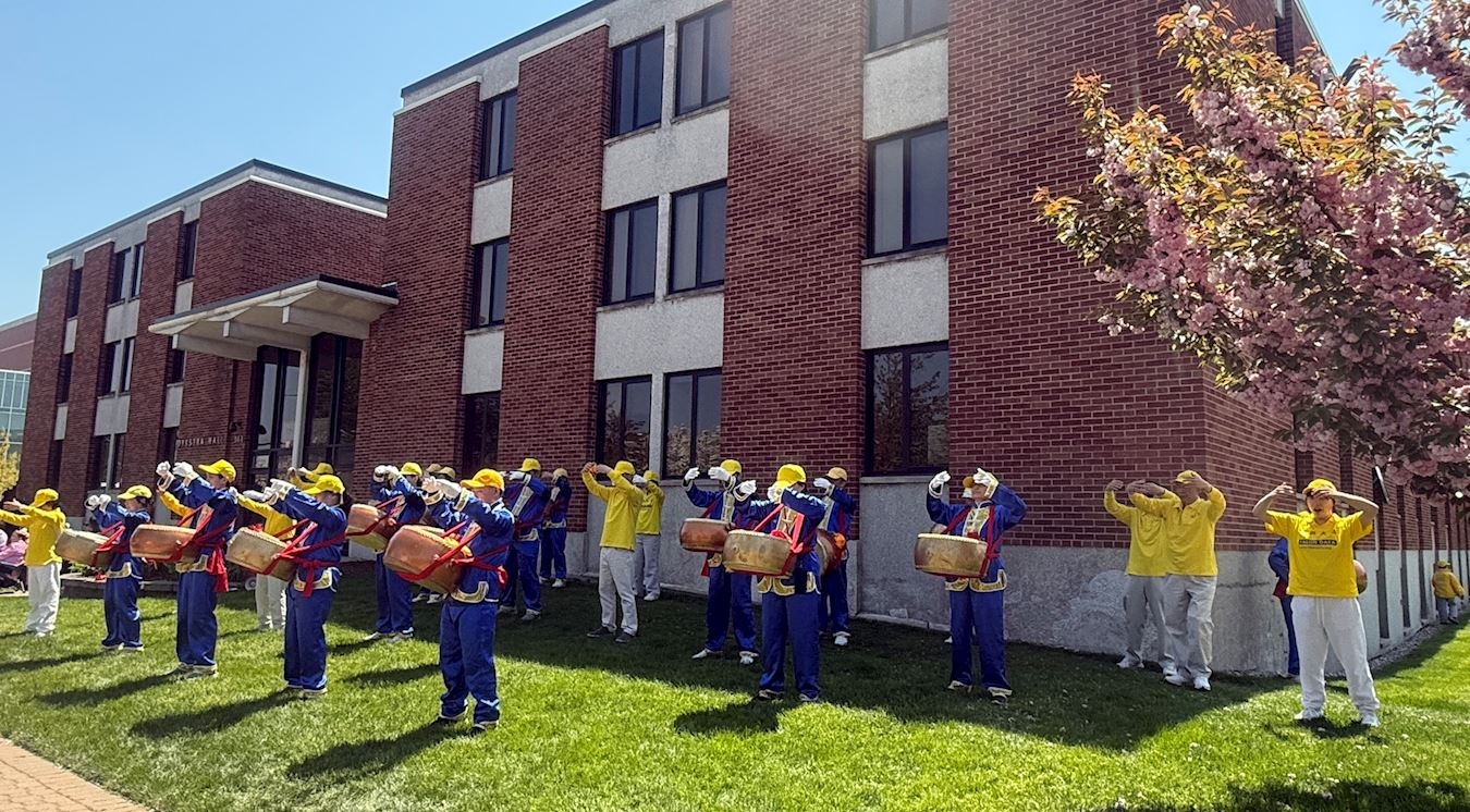 '图1:节日大游行前,法轮功学员在游行起点集体炼功,给喧闹的街道带来平和祥和'