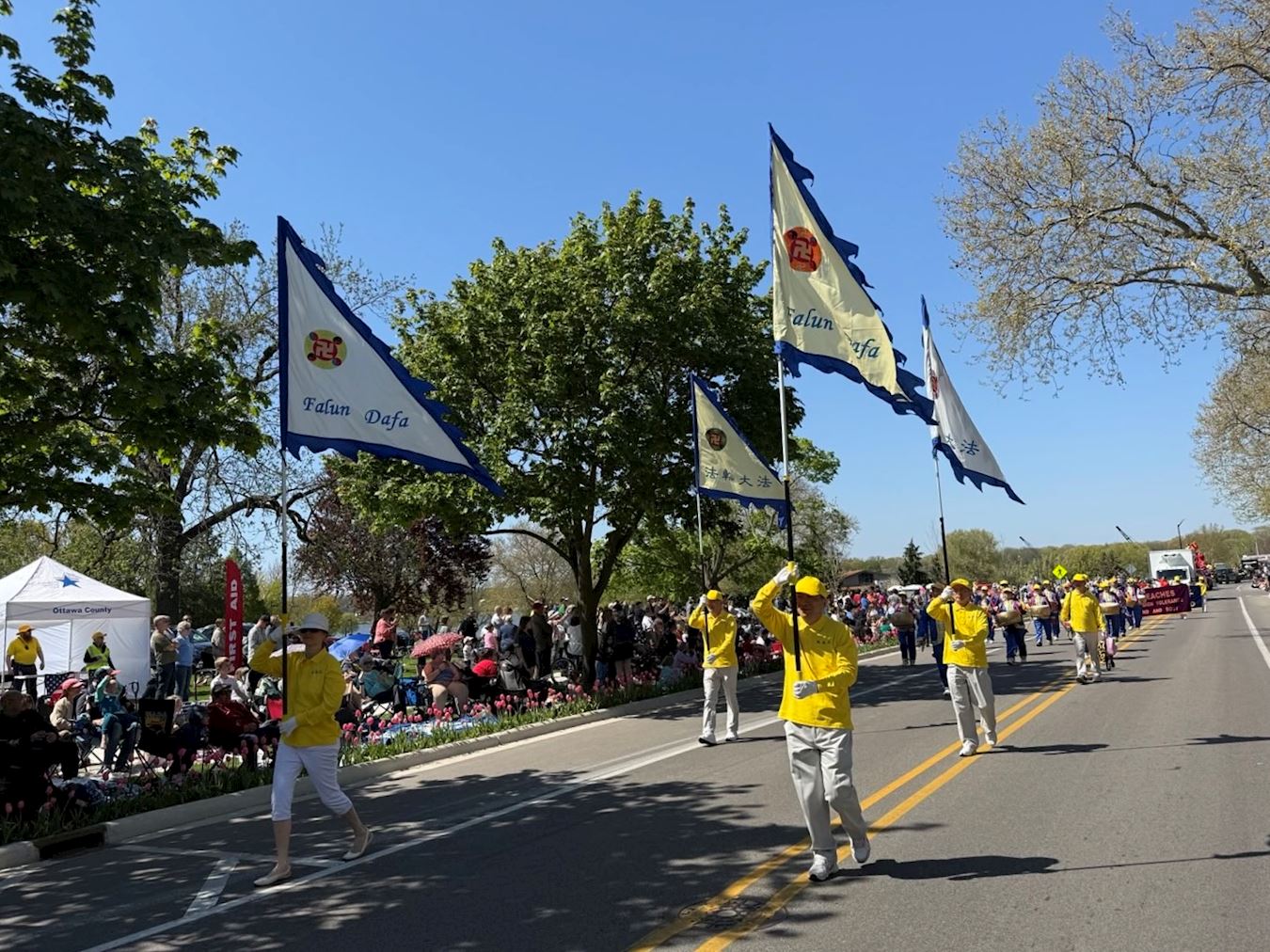 '图2~9:密西根州法轮功学员在节日大游行中亮相'
