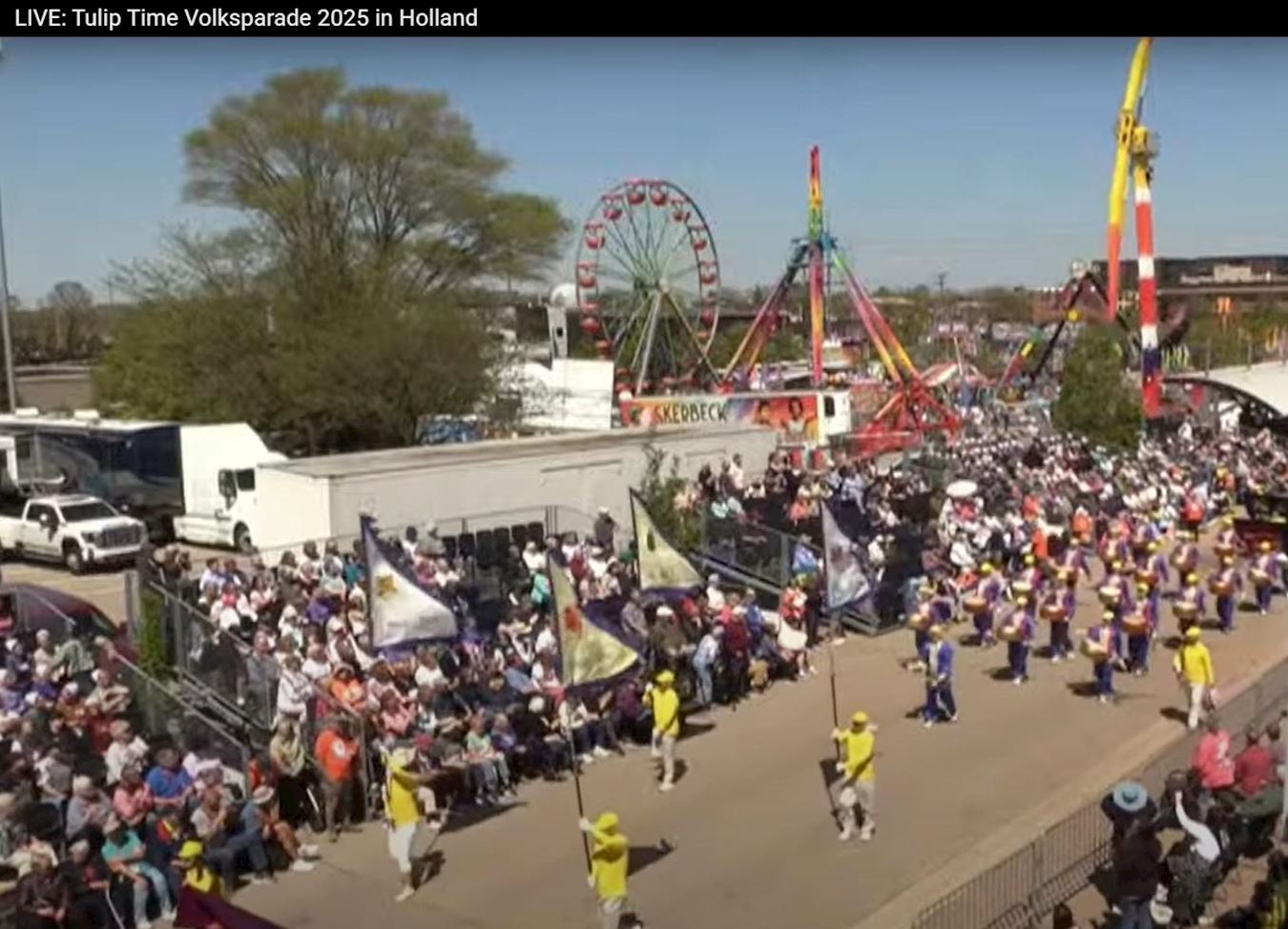 '图10:电视媒体13 ON YOUR SIDE(WZZM 13)现场直播,图为法轮功方阵走过主席台。(网络截图)'