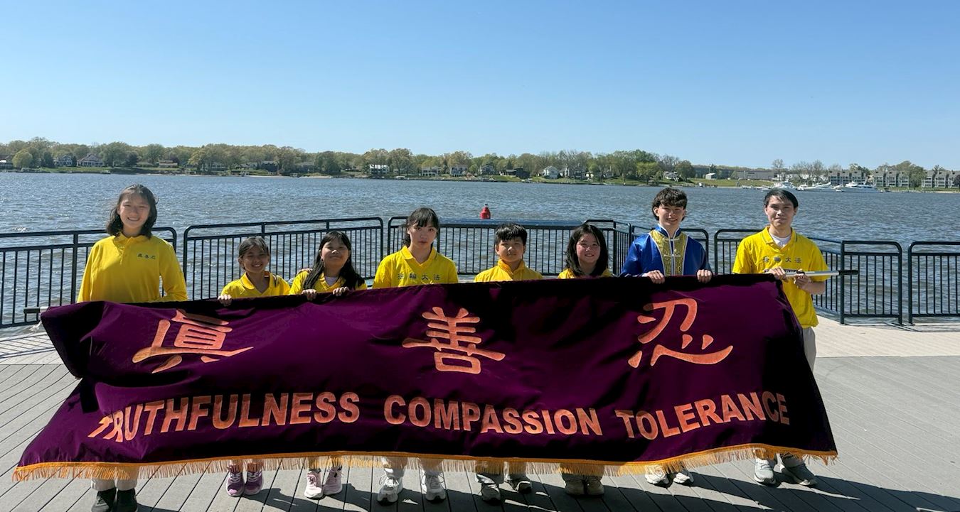 '图13:参加活动的青年法轮功学员合影恭祝师尊生日快乐。'