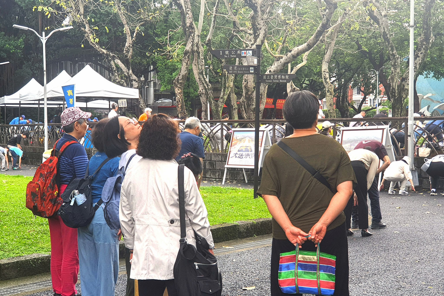 图9:台北法轮功学员齐聚二二八和平公园庆祝法轮大法日,现场市民与游客络绎不绝。