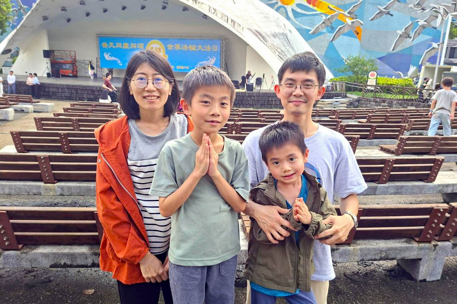 图13:佳峻修炼后身心都受益,他带着妻儿一起参加活动。