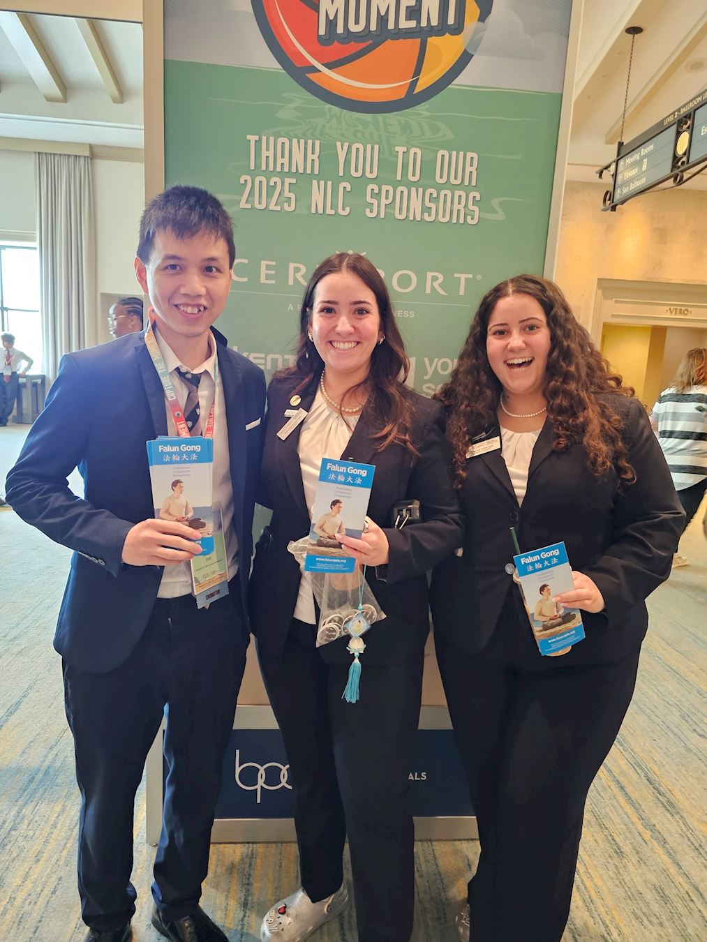 '图3:大会主办单位执行委员会(Executive Board) 成员维多利亚(中)和索菲亚(右)与参展学员合影'