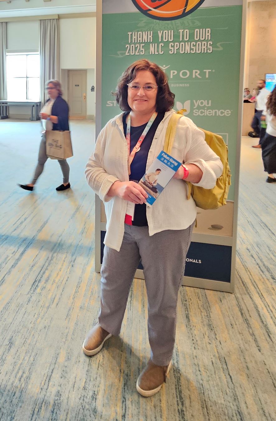 '图5:詹妮弗开心地表示想了解更多法轮功内容'