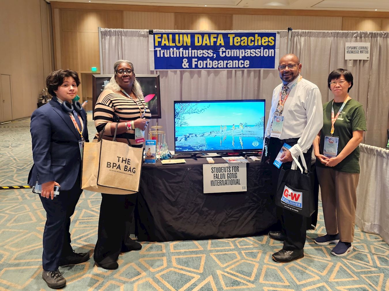 '图7:弗雷德里克(右二)与学员合影,'