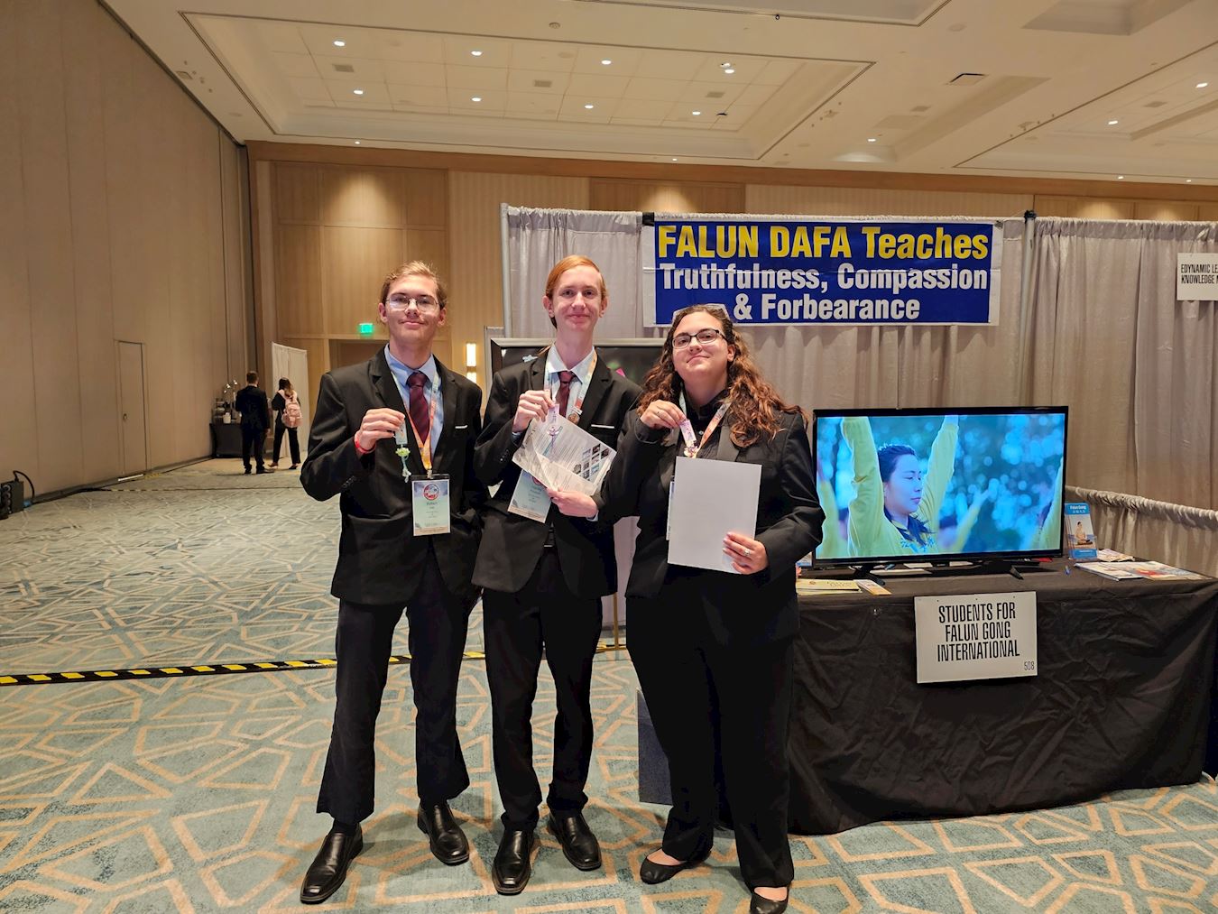 '图9:新墨西哥州的三位学生在展位上'