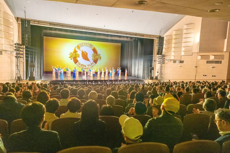 '图2:二零二五年五月七日,神韵环球艺术团在江原道春川市Baeckryung艺术中心进行两场演出,场场爆满。图为当天下午演出的谢幕照。'