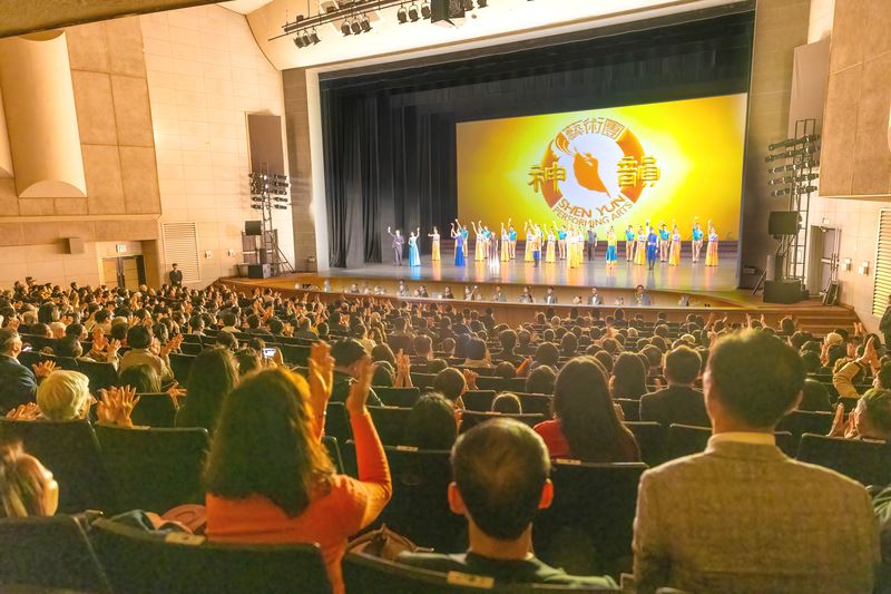 '图3:二零二五年五月九日晚间,神韵环球艺术团在京畿道果川市果川市民会馆的首场演出门票提前半月售罄。'