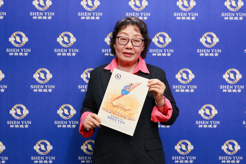 '图6:二零二五年五月十日下午,韩国知名作家、时事评论家兼社会运动家李英姬在果川市观赏了神韵演出。'