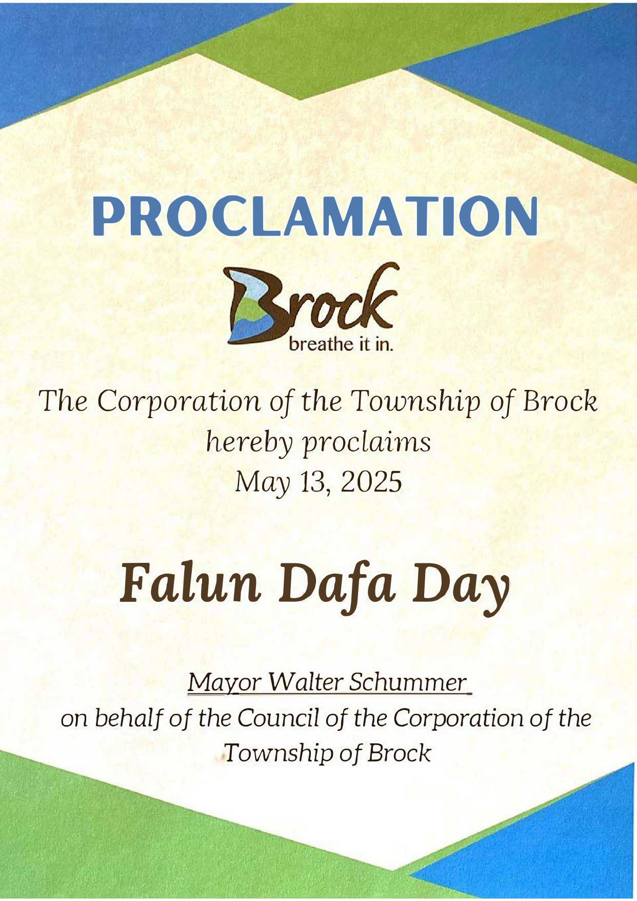 图2:布洛克市市长沃尔特·舒默宣布二零二五年五月十三日为“法轮大法日”